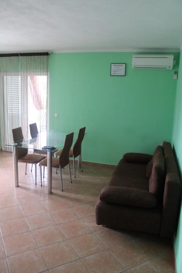 Apartmani Petra Примоштен Экстерьер фото